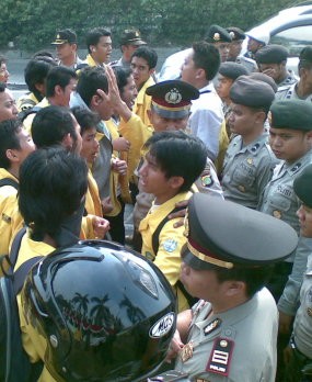 UU BHP Disahkan, Mahasiswa dan Aparat Dorong-dorongan