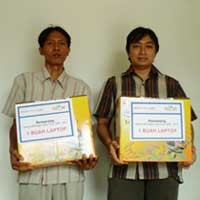 Dua Pemenang Polling Pilgub Jatim Terima Laptop