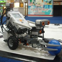 Siswa SMP Adu Robot di Senayan