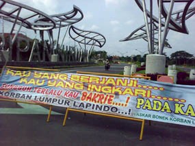 Korban Lapindo Duduki Gerbang Kahuripan Nirwana Village