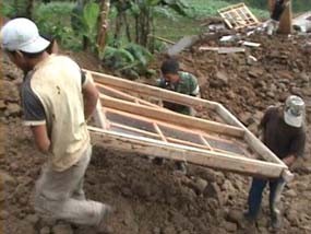 Dua Rumah Amblas Diterjang Longsor