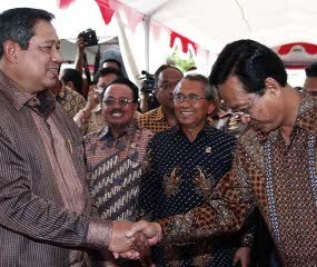 SBY Serahkan Trofi pada Sultan HB X 
