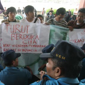 Dies Natalis ke-59 UGM Diwarnai Demo UU BHP 