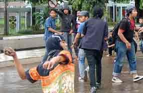 Demo Tolak UU BHP Berakhir Rusuh di Yogya