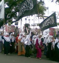 Demo ke Istana, Massa Muslimah HTI Pakai Toa & Speaker