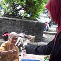 Bunga untuk Hari Ibu di Pasar Karangmenjangan