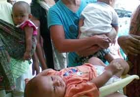 Ratusan Ibu Serbu Berobat Gratis