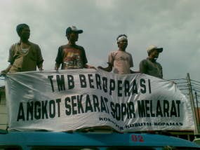 Ratusan Sopir Robohkan Pagar Gedung Dewan