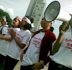 Mahasiswa SETIA Sambut Natal dengan Pesan Damai di HI