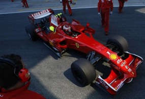 Toyota di Belakang Ferrari