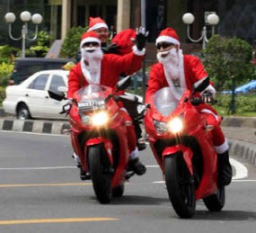 Sinterklas Naik Kuda Besi Bagi-bagi Permen di HI