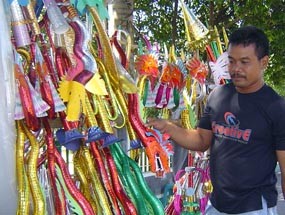 Banyuwangi Diserbu Penjual Terompet Tahun Baru