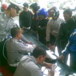 Polisi Tilang 100 Pengguna Sepeda Motor Tanpa Helm Standar