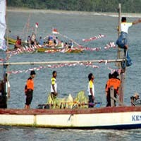 Ngalab Berkah Syuro, Nelayan Pacitan Larung Tumpeng