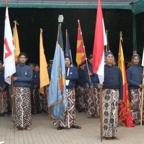 1 Suro, Ribuan Warga Yogya Kelilingi Benteng Kraton