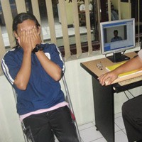 Waria Embat Sarung Ponsel Dibui