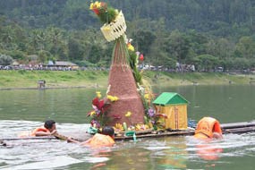 Larung Tumpeng Raksasa Pungkasi Puncak Grebeg Syuro