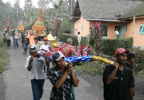 Syuroan, Warga Lereng Gunung Semeru Tanam Kepala Sapi