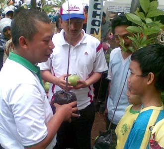 Gerakan Wakaf Pohon Bagi-bagi Pohon