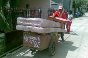 Kasur Nopriadi Dibakar Tukang Rongsokan