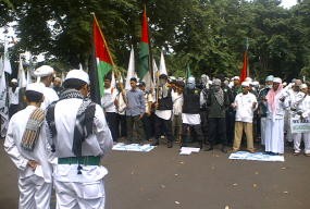 Pengunjuk RasaSerbu Kedubes AS dan Mesir