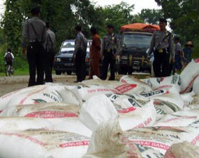 Polisi Amankan Truk Pupuk yang Terguling dari Penjarahan