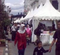 PKL Menyemut di Braga Festival  