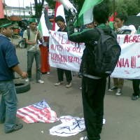 Kecam Agresi ke Palestina, Bendera Israel Diinjak-injak