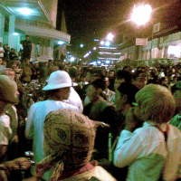 Gubernur Tiup Terompet di Depan Gedung Merdeka