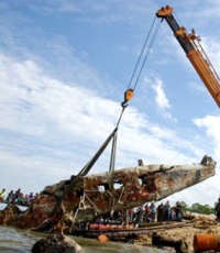 Polisi Angkut Bangkai Pesawat AS di Pulau Seribu