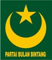 Simpatisan PBB Kibarkan Bendera Setengah Tiang