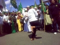 5 Pendekar Persis Unjuk Kesaktian di Depan Kedubes AS