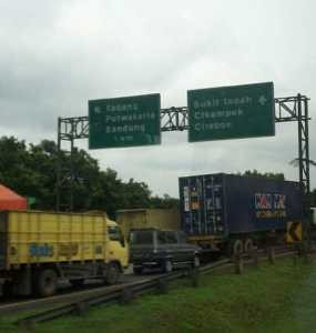 Truk Kecap Terbalik, Tol Priok Macet