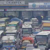 APV Dihajar Sejumlah Truk, 2 Orang Tewas, 4 Luka Parah
