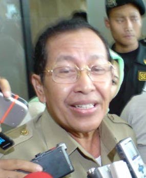 Oentarto Bawa Berkas Untuk Jerat Hari Sabarno