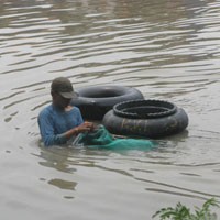 Kalimas yang Keruh, Ladang Bagi Pencari Cacing Sutra