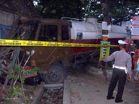 Truk Tangki Seruduk Rumah, 4 Orang Luka-luka