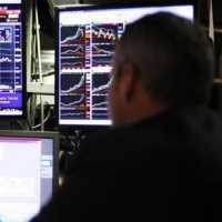 Wall Street Tergelincir, Minyak Terus Dekati US$ 50