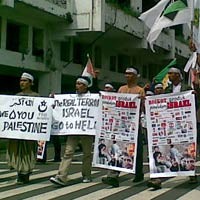 Pendemo Anti Israel Bergerak Menuju Peribadatan Yahudi
