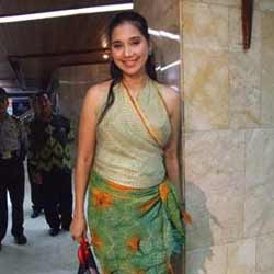 Mau Langsing? Hubungi Ayu Azhari!