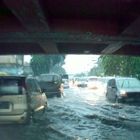 Hujan Deras Disertai Petir, Jalanan Surabaya Tergenang Air