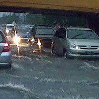 Diguyur Hujan 2 Jam, Jalanan di Surabaya Jadi Lautan