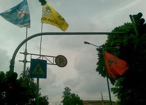 Atribut Parpol Dipasang Seenaknya, Jalan Soepomo Rawan Kecelakaan