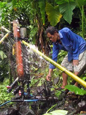 Pompa Air Sirman Aliri Rumah Warga di Kaki Gunung Raung
