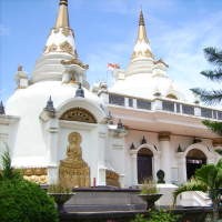 Wisatawan Terkecoh Keindahan Vipassana Graha