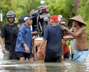 Demo Israel, Kebakaran Ditjen Pajak, dan Banjir dalam Foto 