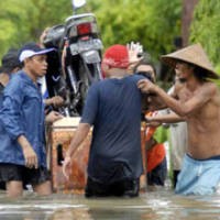 Demo Israel, Kebakaran Ditjen Pajak, dan Banjir dalam Foto 