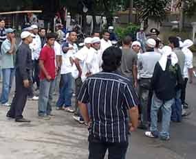 Libatkan Puluhan Preman, Kaca Mobil Pecah-pecah