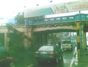 Besi yang Jatuh Digeser, Jatinegara-Matraman Lancar Kembali