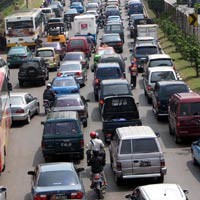 Ada Besi Terjatuh, Jatinegara-Matraman Macet Panjang